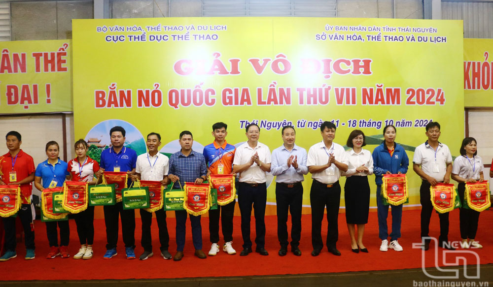 Ban Tổ chức trao cờ lưu niệm cho các đơn vị tham gia giải